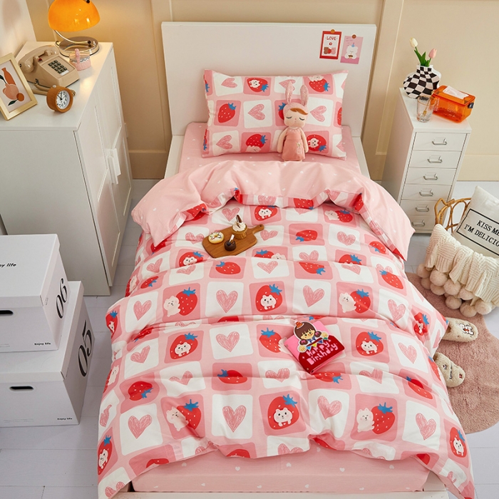 91家纺网 家纺一手货源 找家纺 金丝鸟 2022新款全棉斜纹13370三件套 草莓牛奶