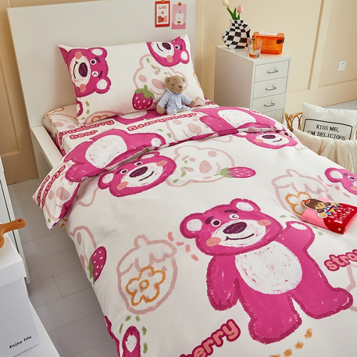 91家纺网 家纺一手货源 找家纺 金丝鸟 2022新款全棉斜纹13370三件套 草莓熊