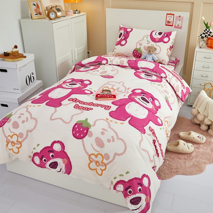 91家纺网 家纺一手货源 找家纺 金丝鸟 2022新款全棉斜纹13370三件套 草莓熊