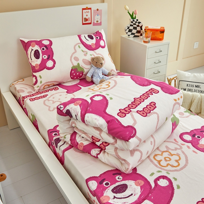 91家纺网 家纺一手货源 找家纺 金丝鸟 2022新款全棉斜纹13370三件套 草莓熊