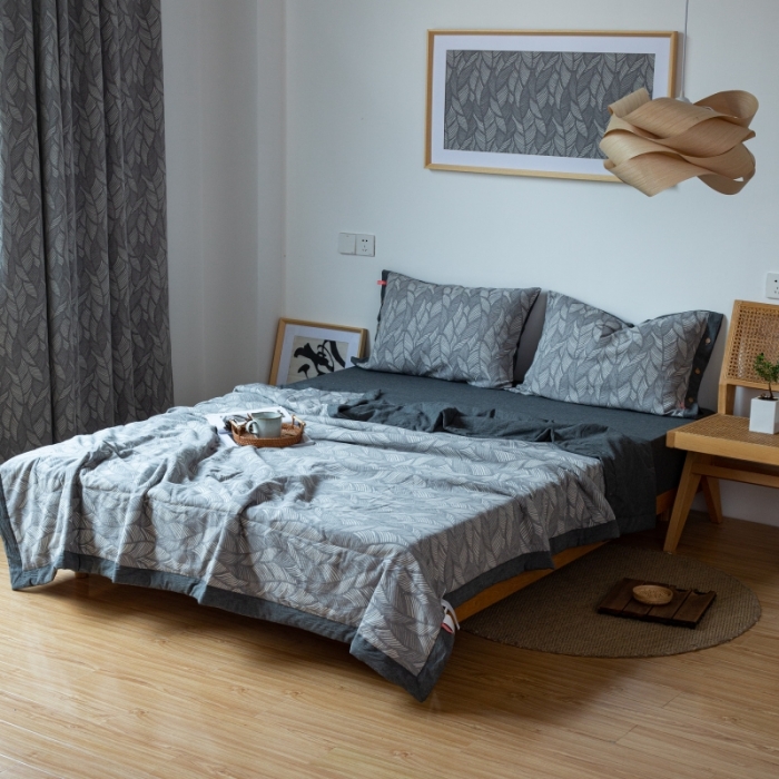 91家纺网 家纺一手货源 找家纺 安莱生活 2022新款全棉双层纱色织大提花夏被落叶缤纷-深灰