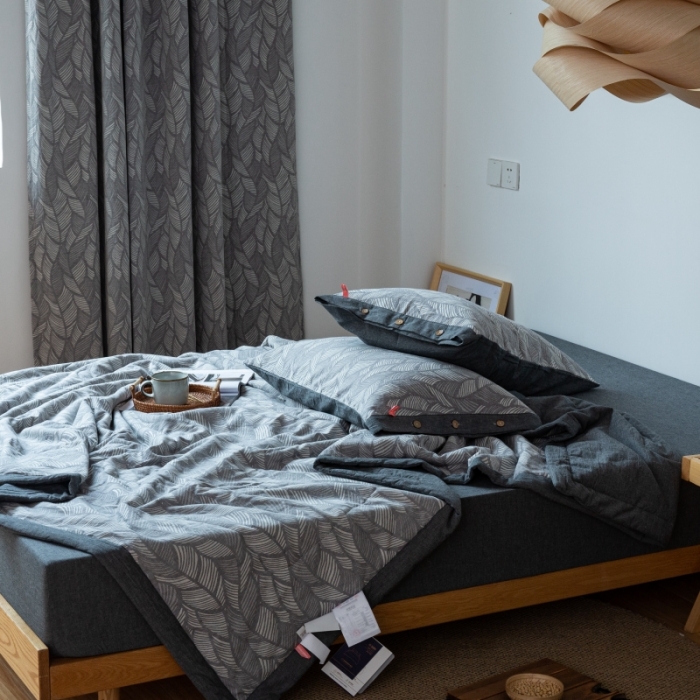 91家纺网 家纺一手货源 找家纺 安莱生活 2022新款全棉双层纱色织大提花夏被落叶缤纷-深灰