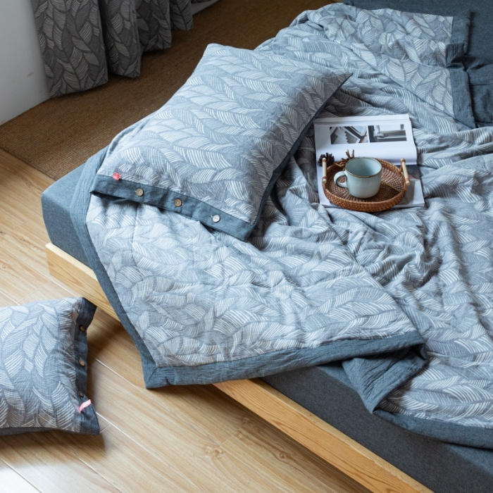 91家纺网 家纺一手货源 找家纺 安莱生活 2022新款全棉双层纱色织大提花夏被落叶缤纷-深灰