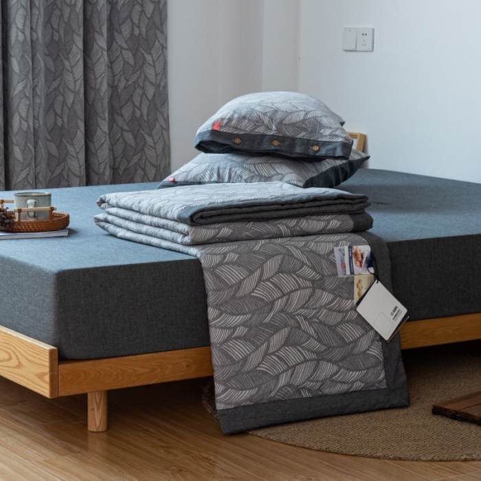 91家纺网 家纺一手货源 找家纺 安莱生活 2022新款全棉双层纱色织大提花夏被落叶缤纷-深灰