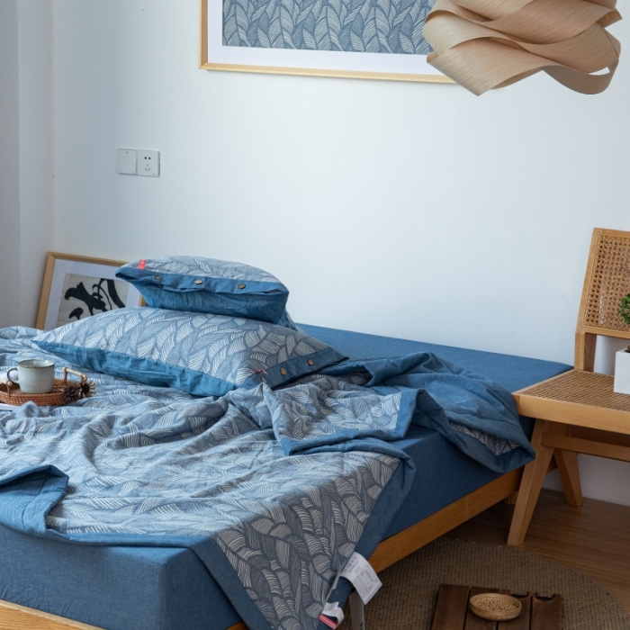 91家纺网 家纺一手货源 找家纺 安莱生活 2022新款全棉双层纱色织大提花夏被落叶缤纷-深蓝