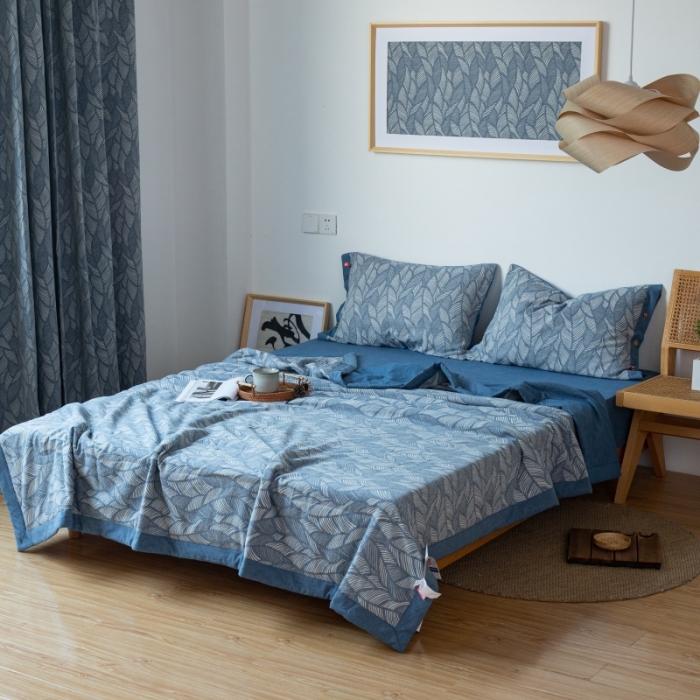 91家纺网 家纺一手货源 找家纺 安莱生活 2022新款全棉双层纱色织大提花夏被落叶缤纷-深蓝