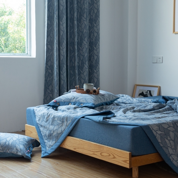 91家纺网 家纺一手货源 找家纺 安莱生活 2022新款全棉双层纱色织大提花夏被落叶缤纷-深蓝