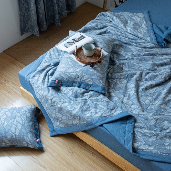 91家纺网 家纺一手货源 找家纺 安莱生活 2022新款全棉双层纱色织大提花夏被落叶缤纷-深蓝