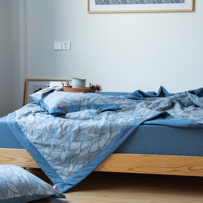 91家纺网 家纺一手货源 找家纺 安莱生活 2022新款全棉双层纱色织大提花夏被落叶缤纷-深蓝