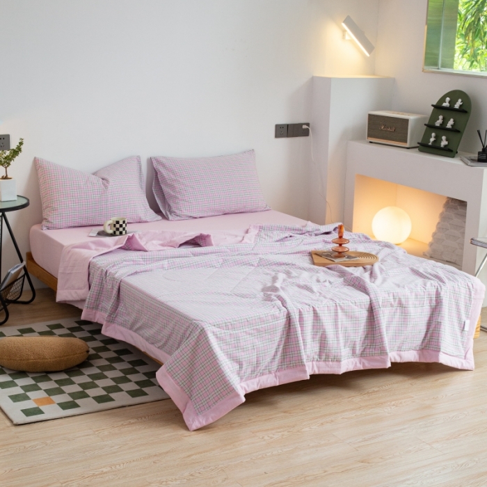 91家纺网 家纺一手货源 找家纺 安莱生活 2022新款水洗棉初恋格夏被夏被四件套 初恋嫩粉