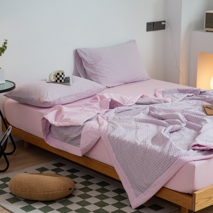 91家纺网 家纺一手货源 找家纺 安莱生活 2022新款水洗棉初恋格夏被夏被四件套 初恋嫩粉