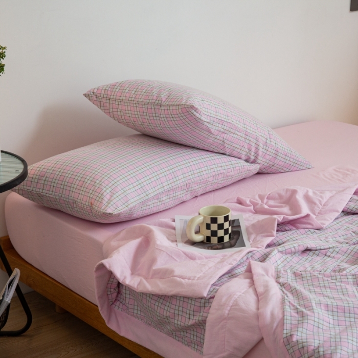 91家纺网 家纺一手货源 找家纺 安莱生活 2022新款水洗棉初恋格夏被夏被四件套 初恋嫩粉