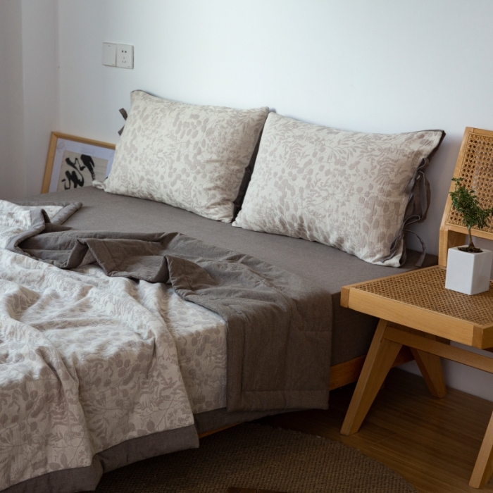 91家纺网 家纺一手货源 找家纺 安莱生活 2022新款全棉双层纱色织大提花夏被 栀子花-浅灰