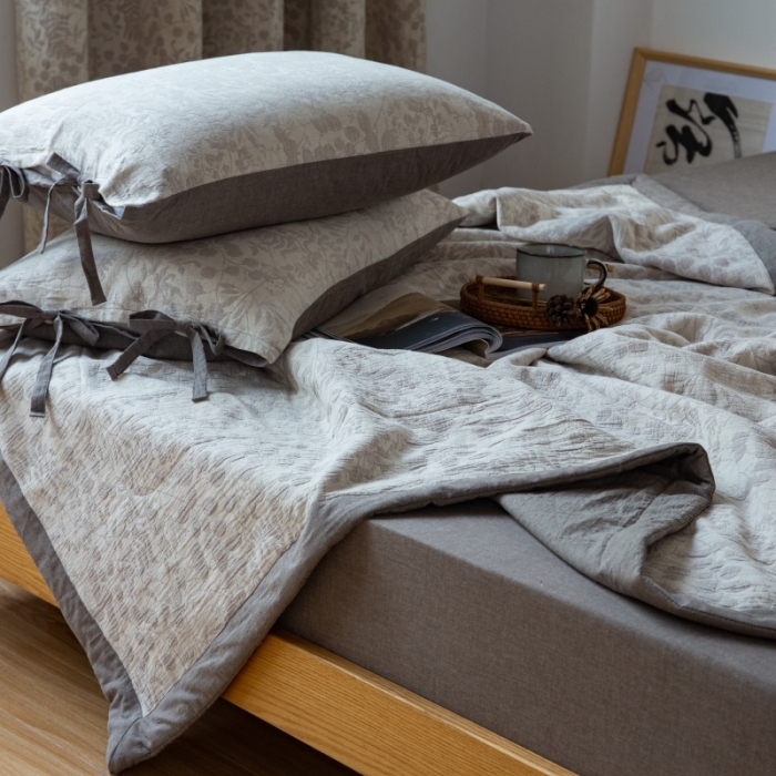 91家纺网 家纺一手货源 找家纺 安莱生活 2022新款全棉双层纱色织大提花夏被 栀子花-浅灰