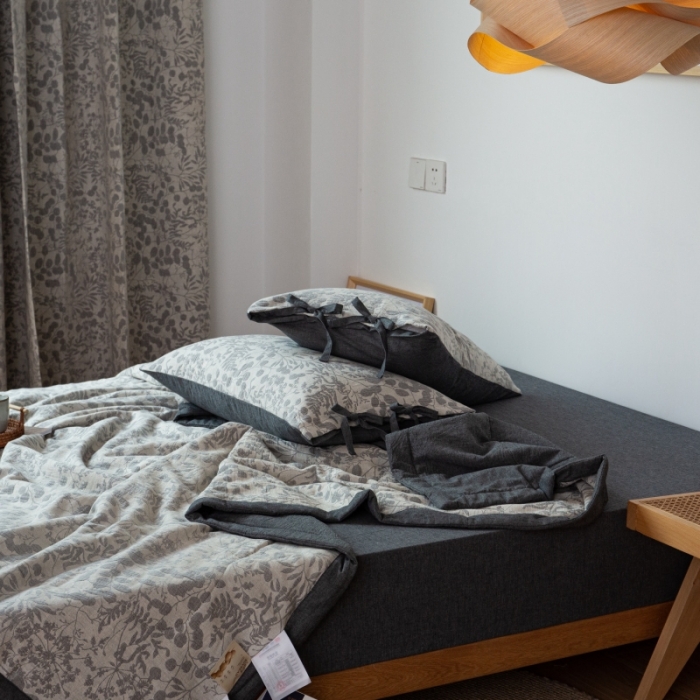 91家纺网 家纺一手货源 找家纺 安莱生活 2022新款全棉双层纱色织大提花夏被 栀子花-深灰