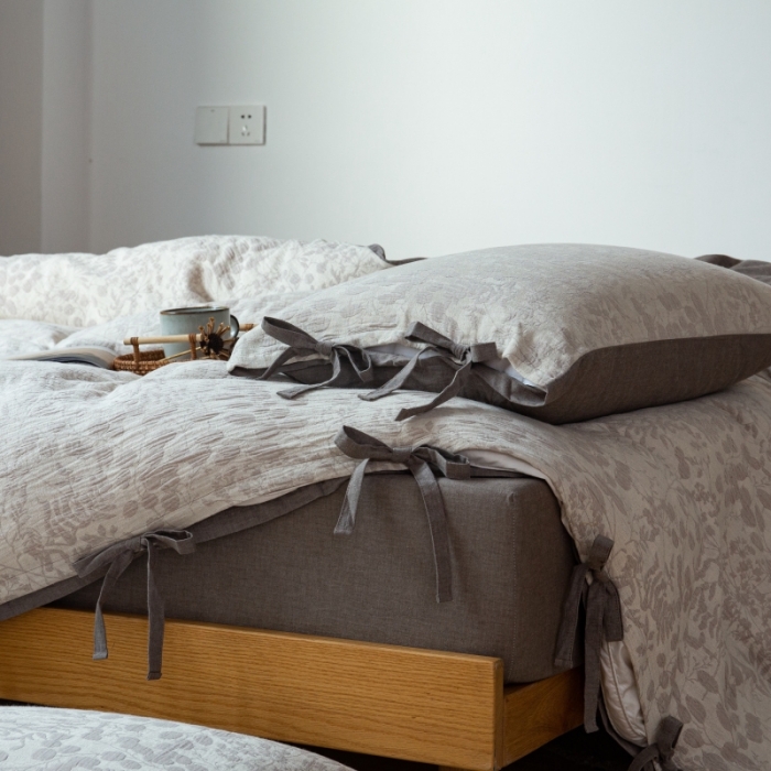 91家纺网 家纺一手货源 找家纺 2022高端双层纱栀子花色织大提花蝴蝶结工艺款四件套 栀子花-浅灰