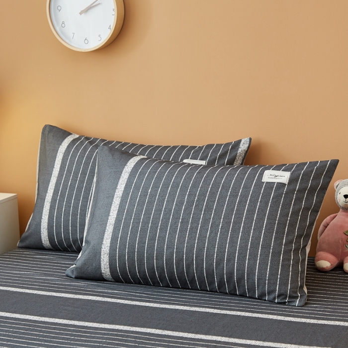 91家纺网 家纺一手货源 找家纺 宝士康家纺2022新款无印风系列床单三件套 深灰细条