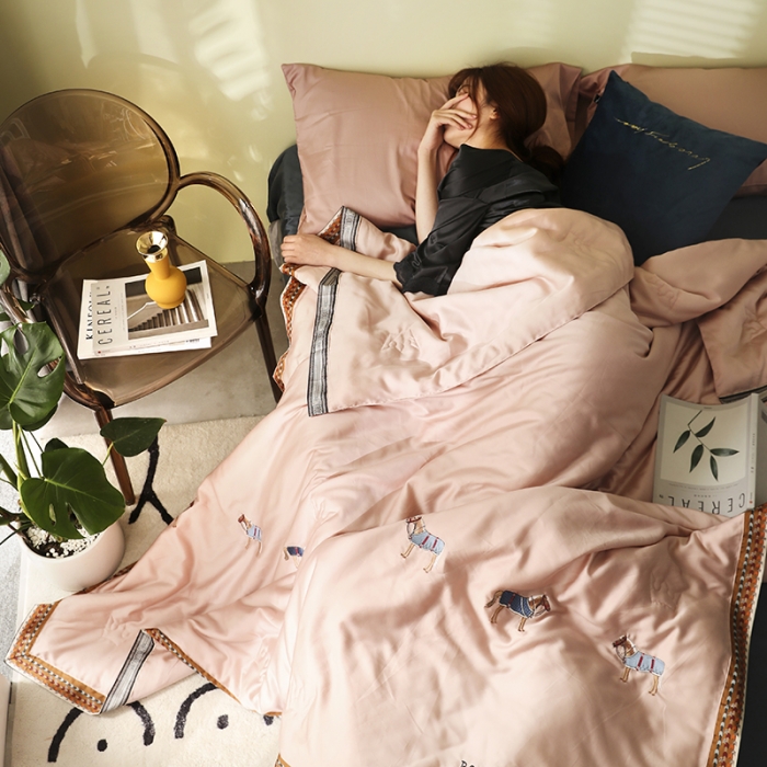 91家纺网 家纺一手货源 找家纺 （总）汇庭 2020新款马德里天丝夏被-模特棚拍