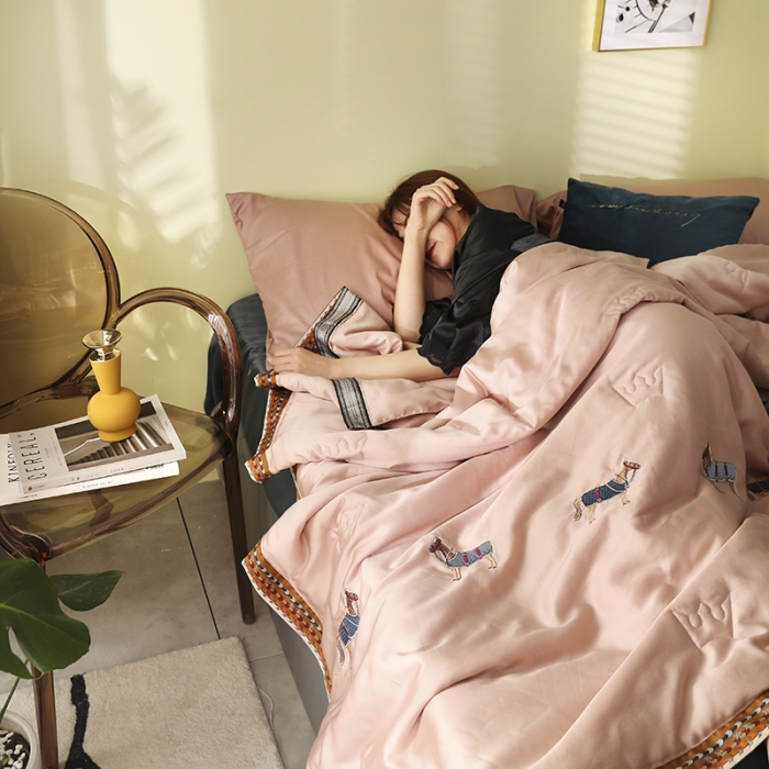 91家纺网 家纺一手货源 找家纺 （总）汇庭 2020新款马德里天丝夏被-模特棚拍