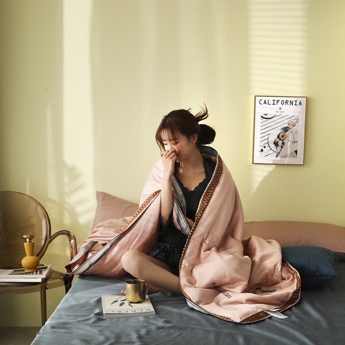 91家纺网 家纺一手货源 找家纺 （总）汇庭 2020新款马德里天丝夏被-模特棚拍