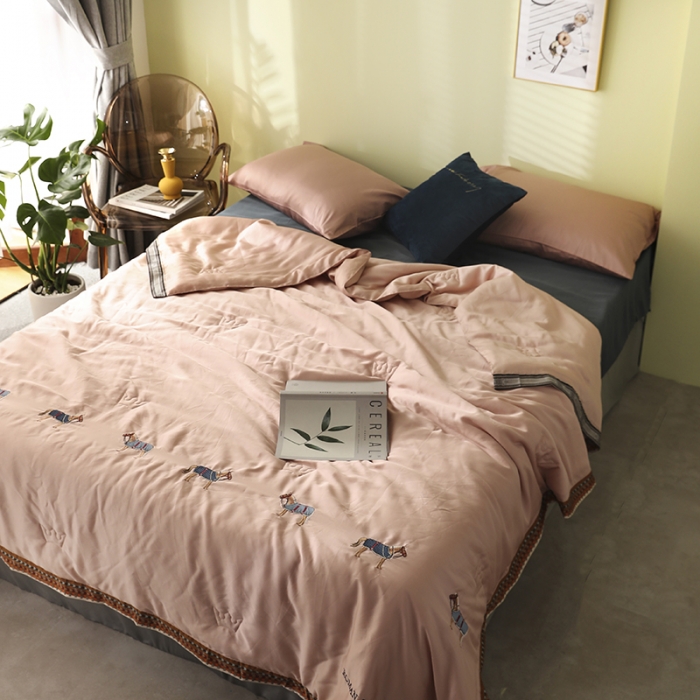 91家纺网 家纺一手货源 找家纺 （总）汇庭 2020新款马德里天丝夏被-模特棚拍