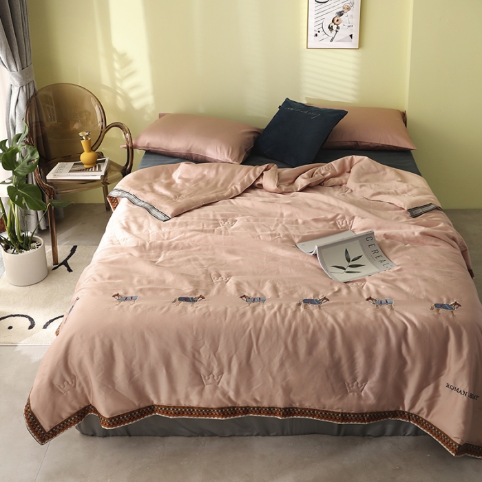 91家纺网 家纺一手货源 找家纺 汇庭 2020新款马德里天丝夏被-模特棚拍 粉色