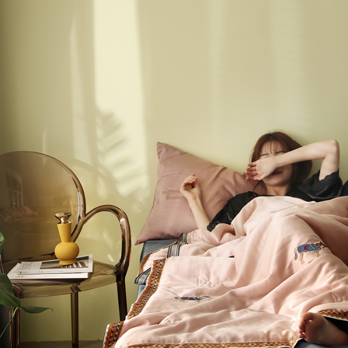 91家纺网 家纺一手货源 找家纺 汇庭 2020新款马德里天丝夏被-模特棚拍 粉色