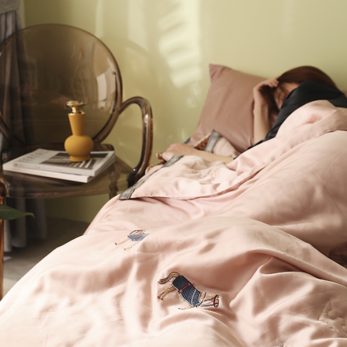 91家纺网 家纺一手货源 找家纺 汇庭 2020新款马德里天丝夏被-模特棚拍 粉色