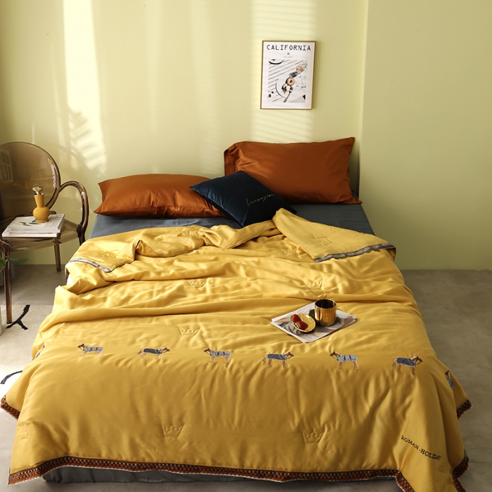 91家纺网 家纺一手货源 找家纺 汇庭 2020新款马德里天丝夏被-模特棚拍 黄色