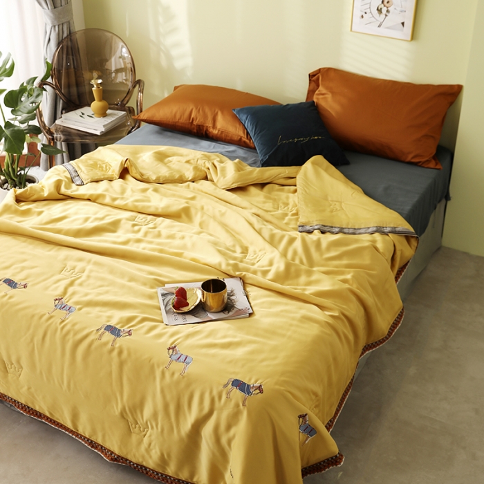 91家纺网 家纺一手货源 找家纺 汇庭 2020新款马德里天丝夏被-模特棚拍 黄色
