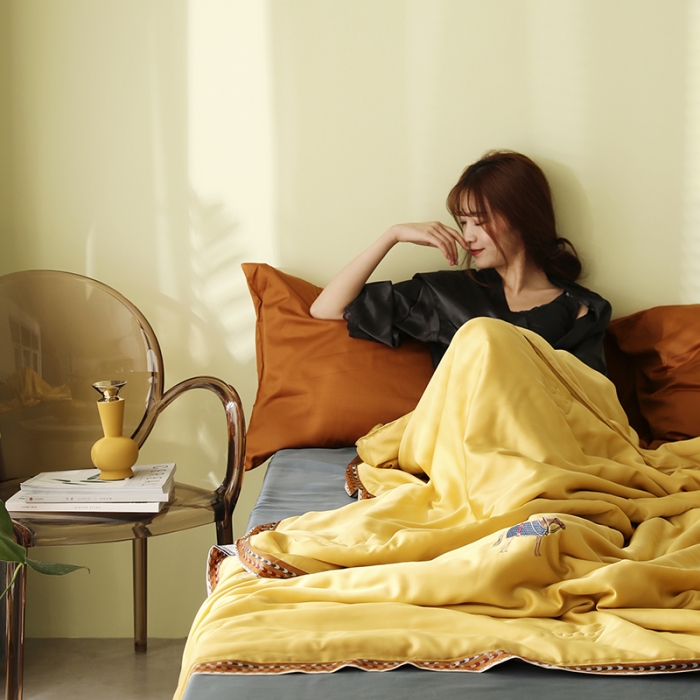 91家纺网 家纺一手货源 找家纺 汇庭 2020新款马德里天丝夏被-模特棚拍 黄色