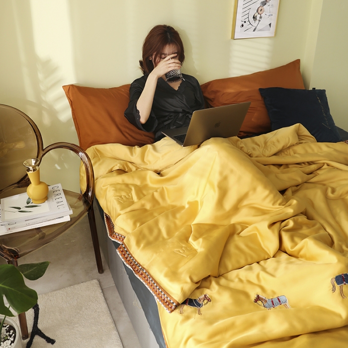 91家纺网 家纺一手货源 找家纺 汇庭 2020新款马德里天丝夏被-模特棚拍 黄色