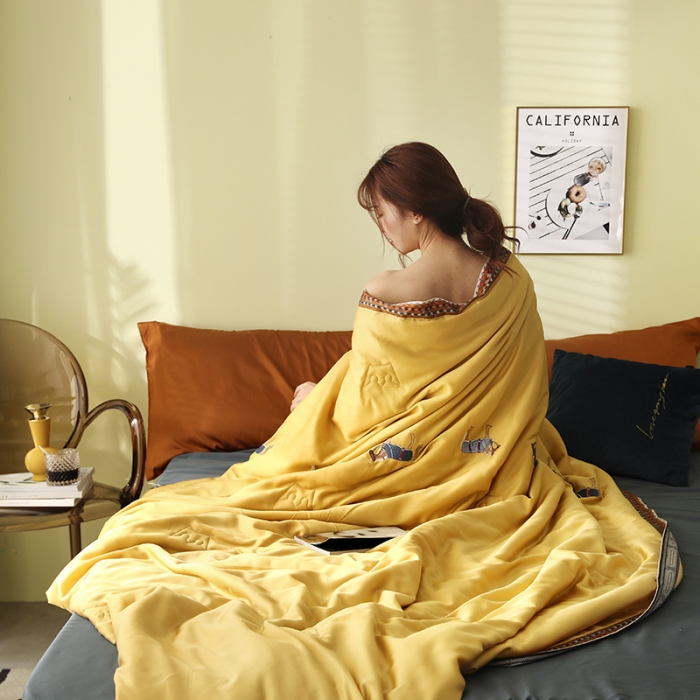91家纺网 家纺一手货源 找家纺 汇庭 2020新款马德里天丝夏被-模特棚拍 黄色