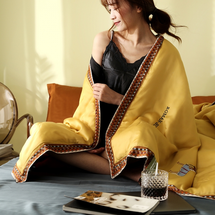 91家纺网 家纺一手货源 找家纺 汇庭 2020新款马德里天丝夏被-模特棚拍 黄色