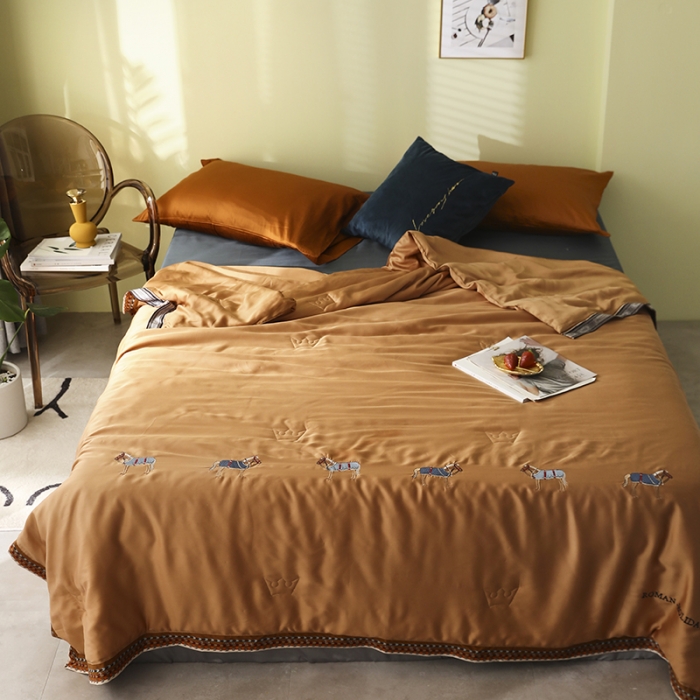 91家纺网 家纺一手货源 找家纺 汇庭 2020新款马德里天丝夏被-模特棚拍 沙漠金