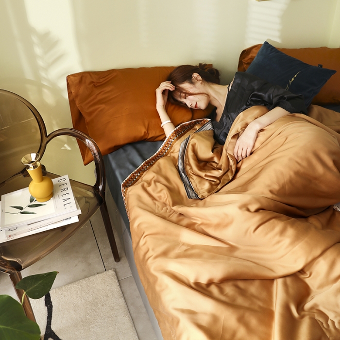 91家纺网 家纺一手货源 找家纺 汇庭 2020新款马德里天丝夏被-模特棚拍 沙漠金