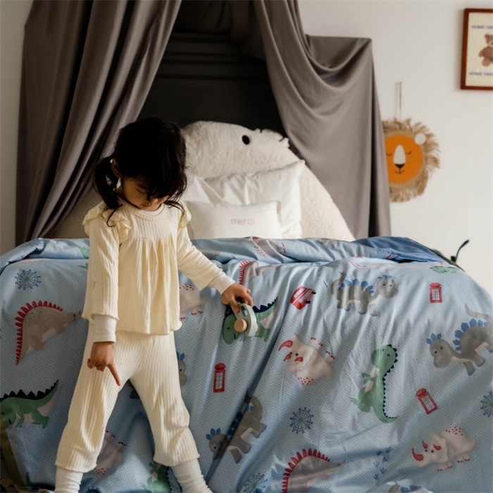 91家纺网 家纺一手货源 找家纺 汇庭 2022新款60sA类长绒棉大豆夏被 波点狮子蓝