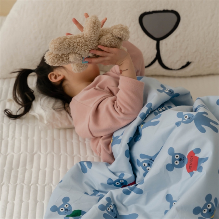 91家纺网 家纺一手货源 找家纺 汇庭 2022新款60sA类长绒棉大豆夏被 姜饼人蓝