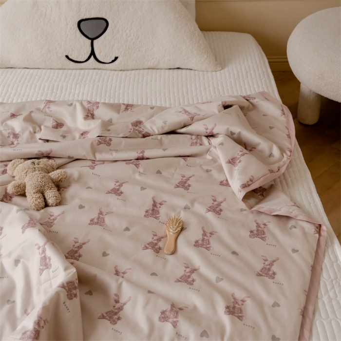 91家纺网 家纺一手货源 找家纺 汇庭 2022新款60sA类长绒棉大豆夏被 萌萌兔