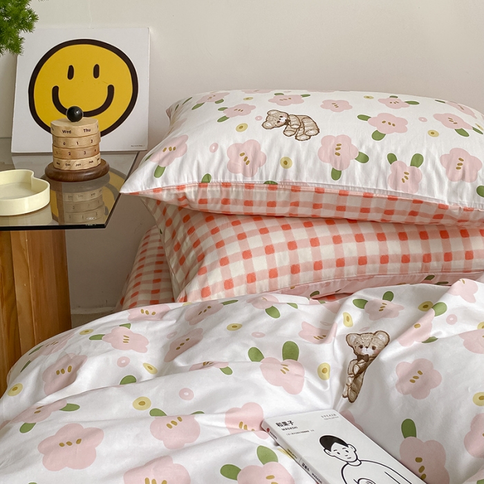 91家纺网 家纺一手货源 找家纺 雅居纺 2022新款全棉13070印花小清新四件套 粉色小熊花