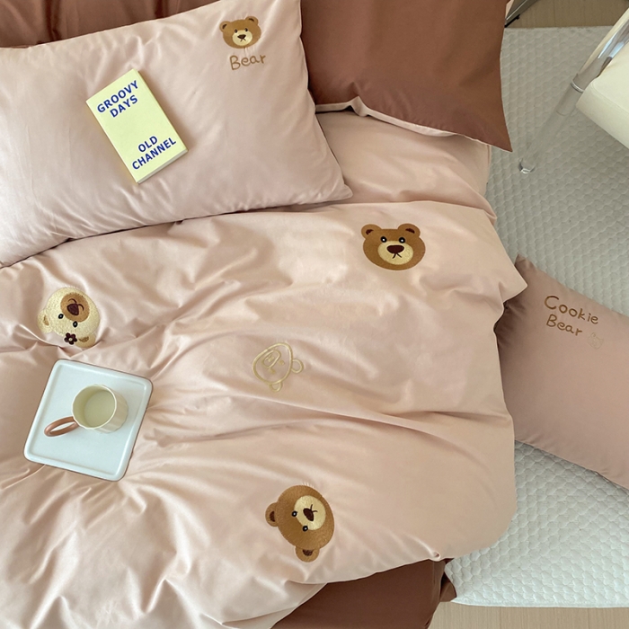 91家纺网 家纺一手货源 找家纺 沐棉 2022新款13376全棉刺绣四件套 饼干熊-咖