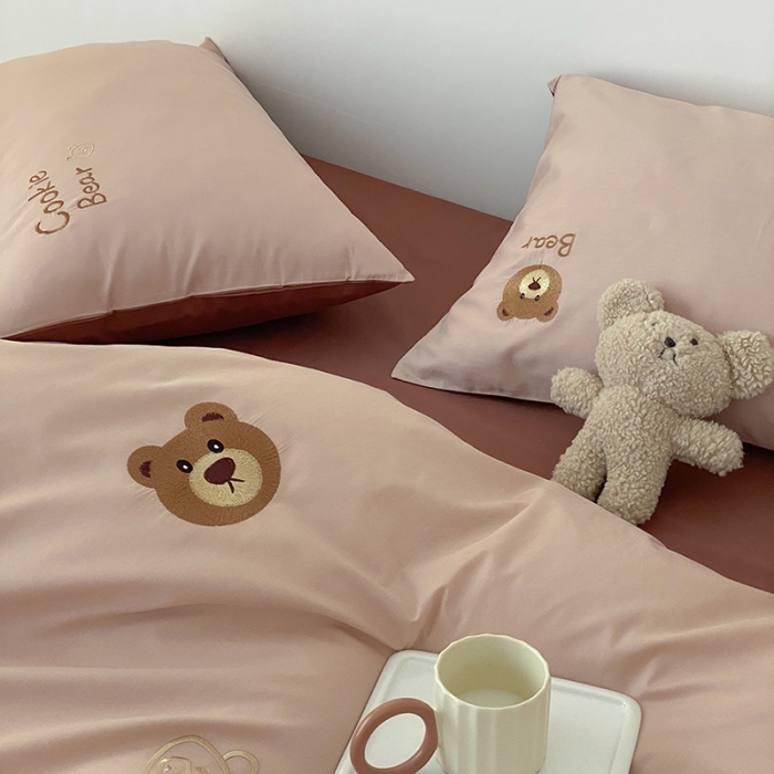 91家纺网 家纺一手货源 找家纺 沐棉 2022新款13376全棉刺绣四件套 饼干熊-咖