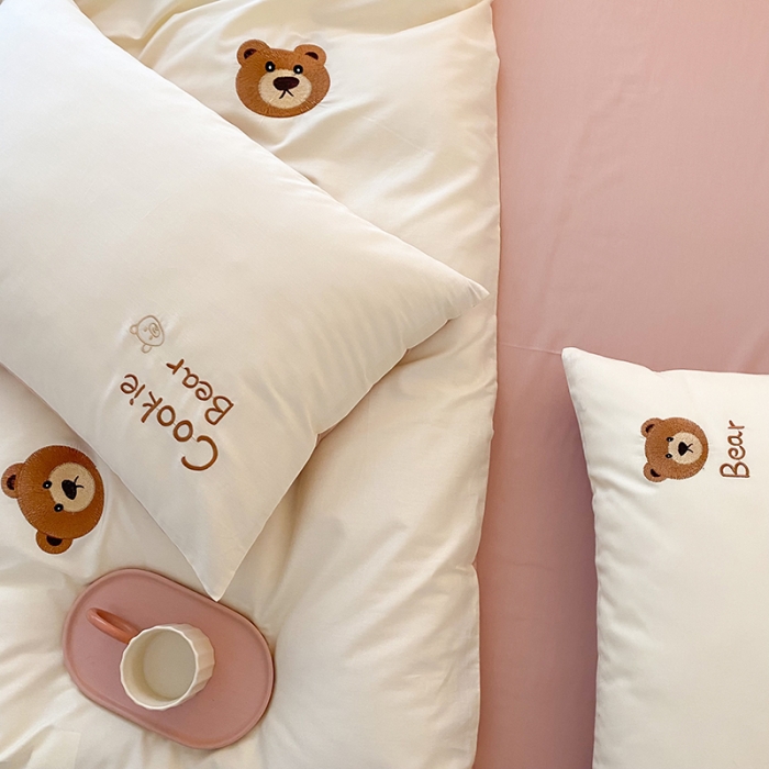 91家纺网 家纺一手货源 找家纺 沐棉 2022新款13376全棉刺绣四件套 饼干熊-米