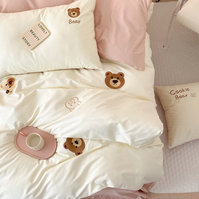 91家纺网 家纺一手货源 找家纺 沐棉 2022新款13376全棉刺绣四件套 饼干熊-米