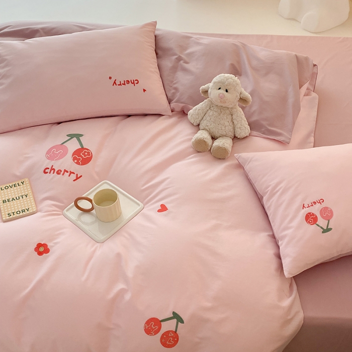 91家纺网 家纺一手货源 找家纺 沐棉 2022新款13376全棉刺绣四件套 樱桃-粉