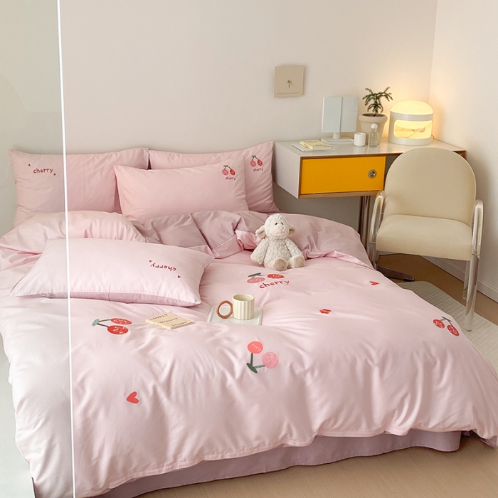 91家纺网 家纺一手货源 找家纺 沐棉 2022新款13376全棉刺绣四件套 樱桃-粉