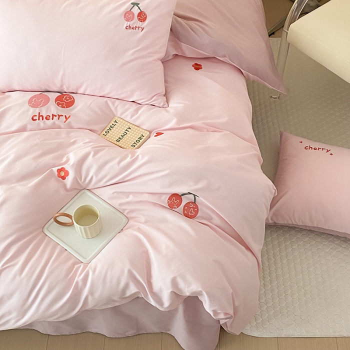 91家纺网 家纺一手货源 找家纺 沐棉 2022新款13376全棉刺绣四件套 樱桃-粉