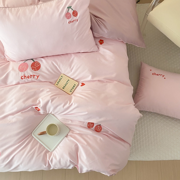 91家纺网 家纺一手货源 找家纺 沐棉 2022新款13376全棉刺绣四件套 樱桃-粉