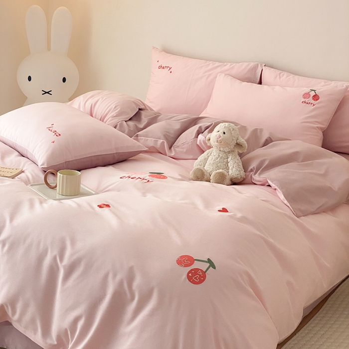 91家纺网 家纺一手货源 找家纺 沐棉 2022新款13376全棉刺绣四件套 樱桃-粉