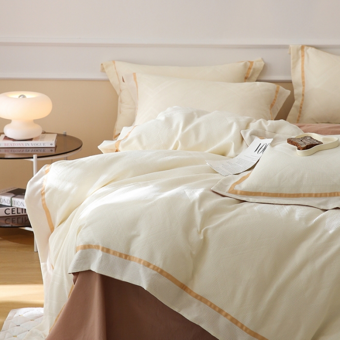 91家纺网 家纺一手货源 找家纺 艾莱家纺2022新款华夫格全棉水洗棉四件套卡诺凡-米色配奶咖